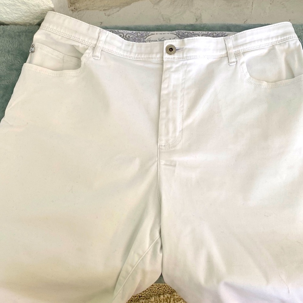 Gloria Vanderbilt shorts white cotton 2% spandex